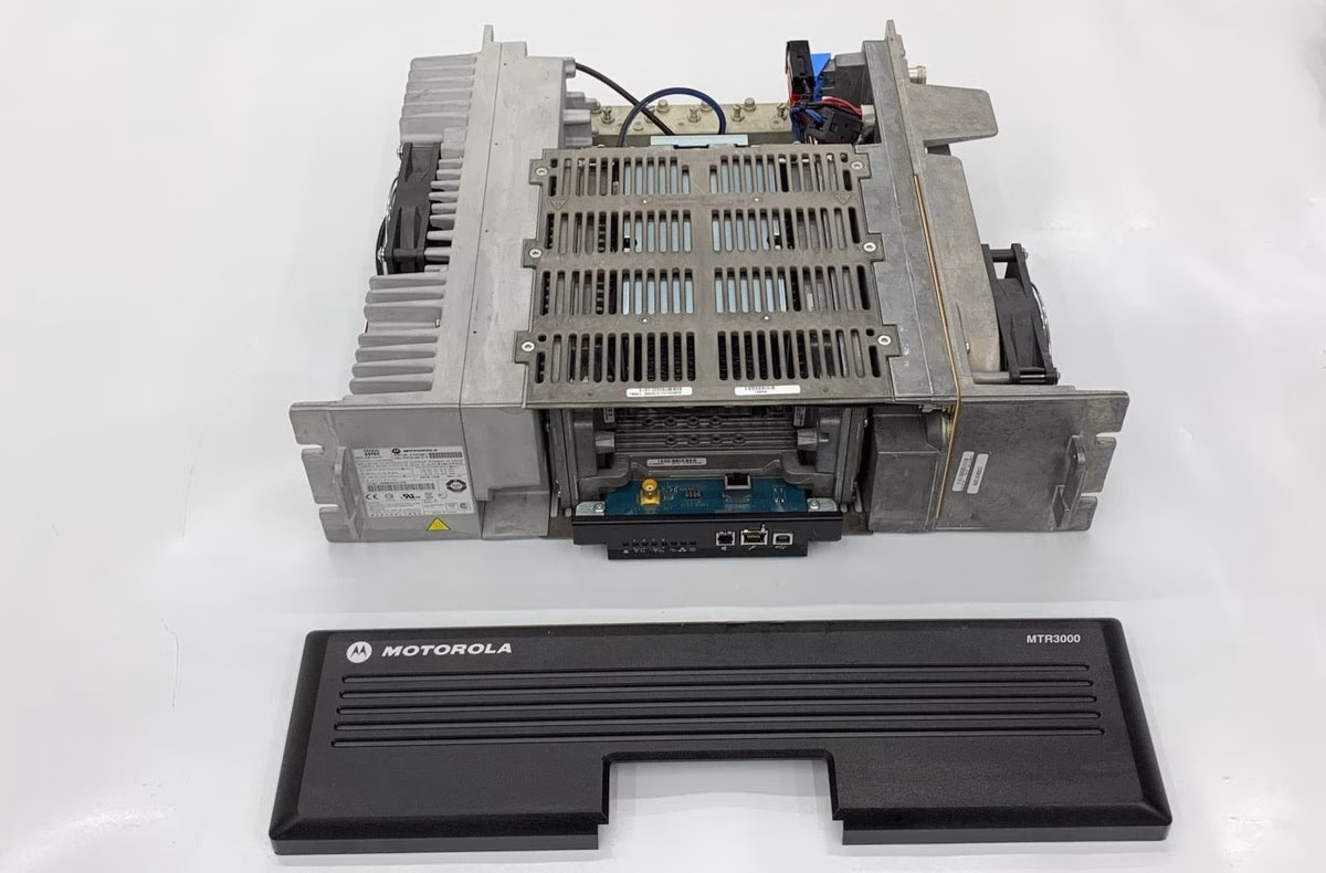 Motorola MTR3000 DMR Base Station Repeater 100W 3 محطة ومكرر لاسلكي موتورولا MTR3000 رقمي DMR، منظر أمامي